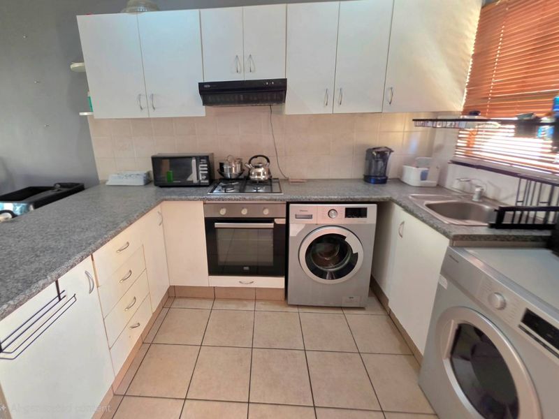 2 Bedroom, 2 Bathroom Simplex FOR SALE in Aintree Lane! - Photo 6
