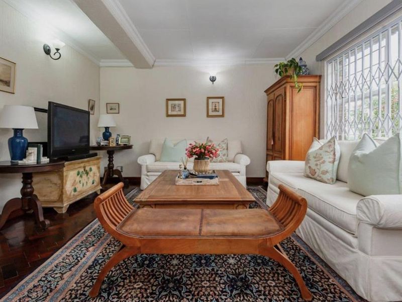 A Private Garden Duplex Offering Exceptional Space, Style, and Modern Convenience - Photo 4