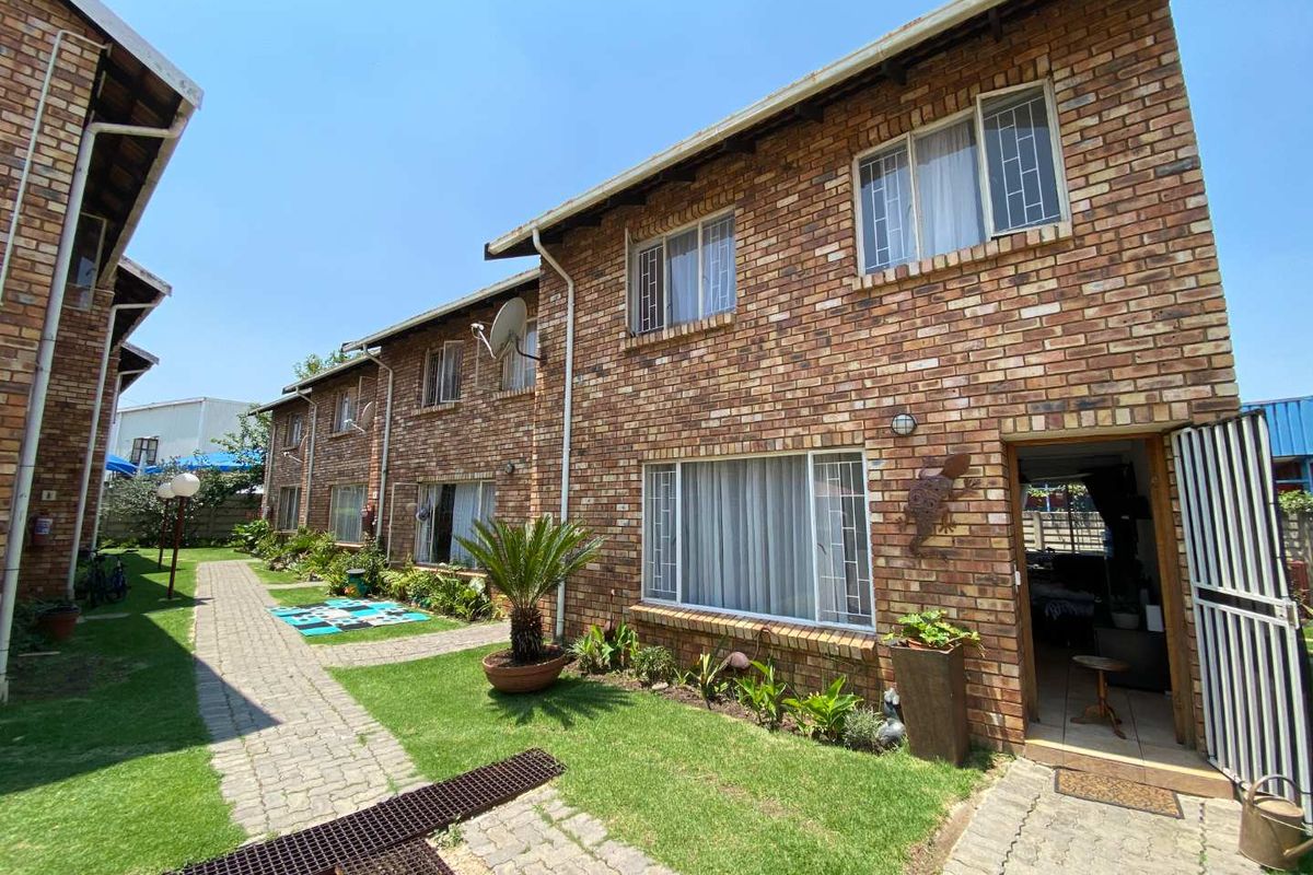 FOR THE SERIOUS INVESTOR - COMPLEX OF 7 UNITS FOR SALE - Photo 3