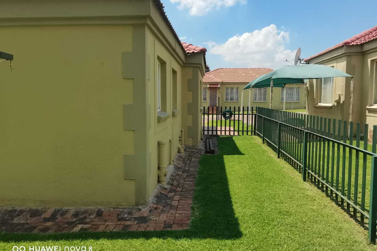 "Charming 3-Bedroom Home with Backup Power Awaits You!" - Photo 5