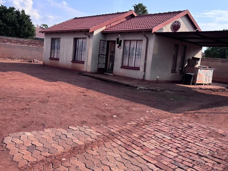 SPACIOUS 3 BEDROOM HOME - Photo 10