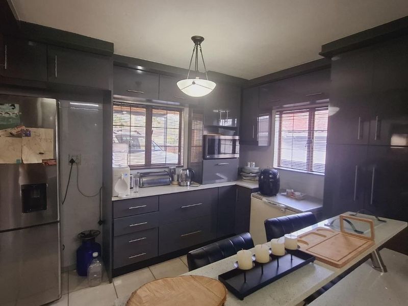 Spacious 3-Bed Home with Parking in Escombe - Photo 7
