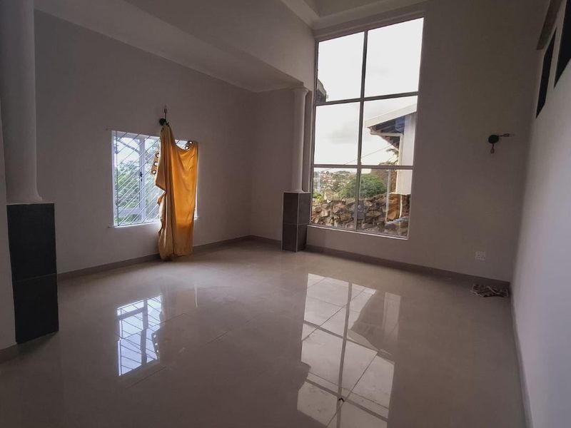 Charming 3-Bed Family Home in Silverglen with Parking and Garden - Photo 6