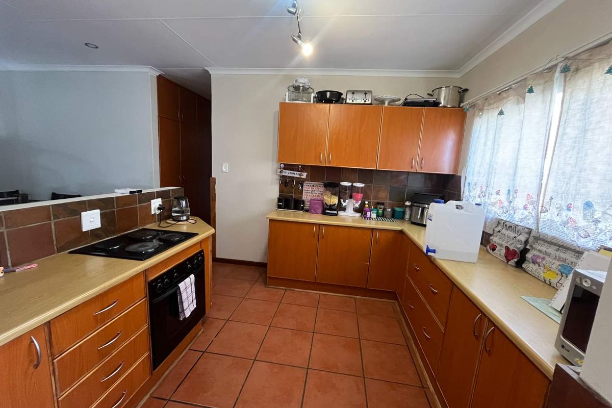 4 Bedroom Family Home with Private 2 Bedroom Flat in a Sought-After Neighbourhood - Photo 5