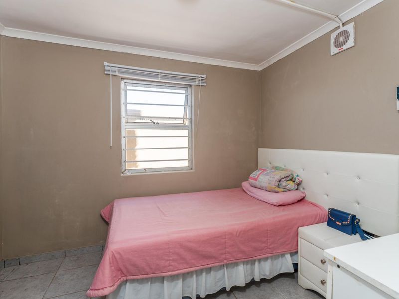 Versatile 3-Bedroom Home with Two Separate Entrances – Excellent Investment Opportunity - Photo 5