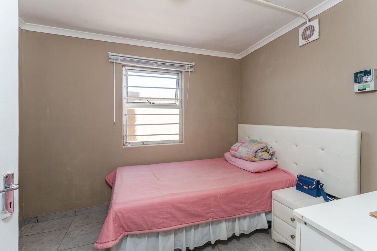 Versatile 3-Bedroom Home with Two Separate Entrances – Excellent Investment Opportunity - Photo 5