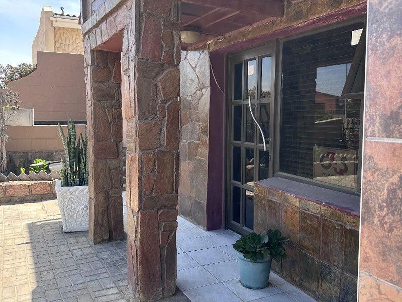 FOR SALE: SPACIOUS FAMILY HOME, TAMARISKIA, SWAKOPMUND - Photo 2