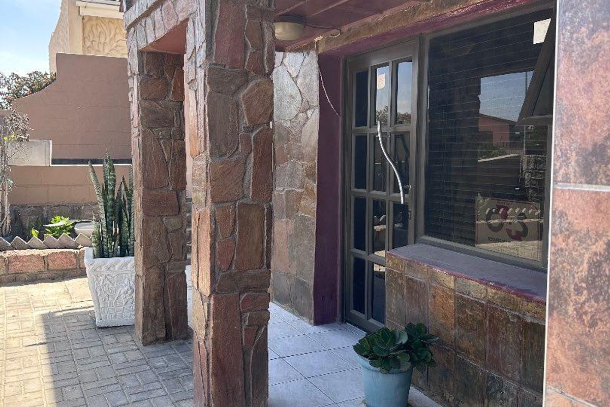 FOR SALE: SPACIOUS FAMILY HOME, TAMARISKIA, SWAKOPMUND - Photo 2