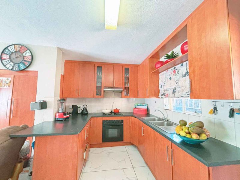 Spacious Three Bedroom Duplex for Sale in Heuwelsig - Photo 4