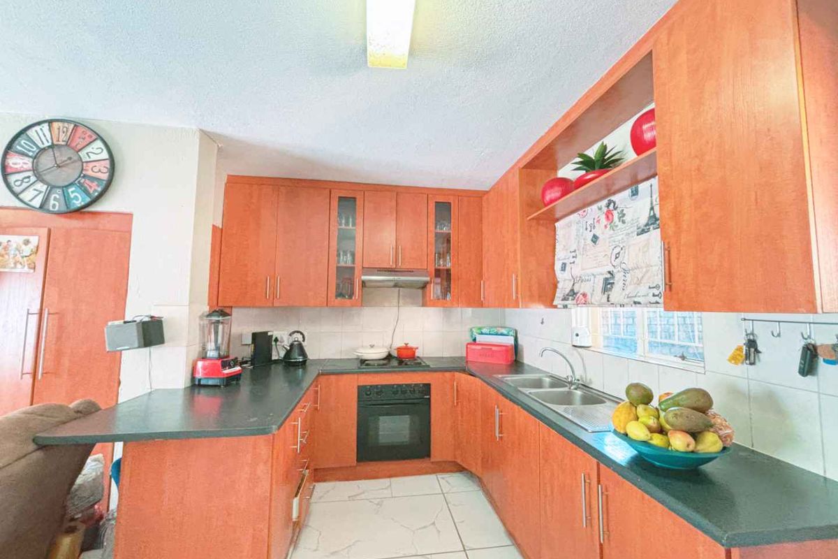 Spacious Three Bedroom Duplex for Sale in Heuwelsig - Photo 4