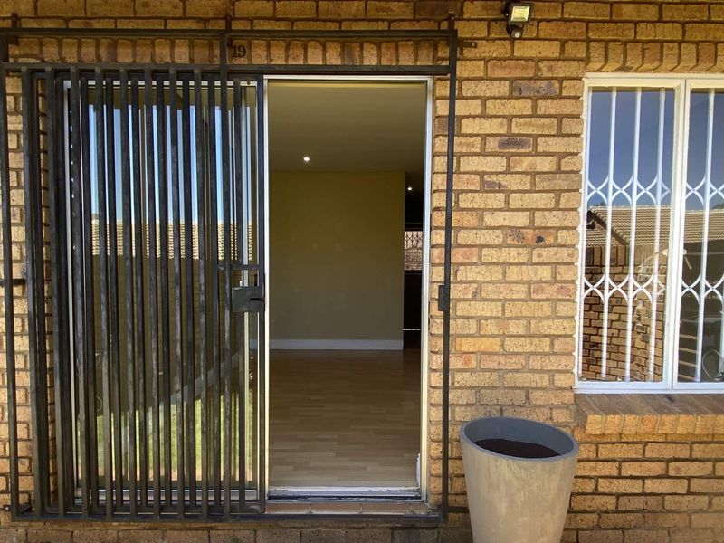 2 Bedroom Townhouse in Highveld. - Photo 9