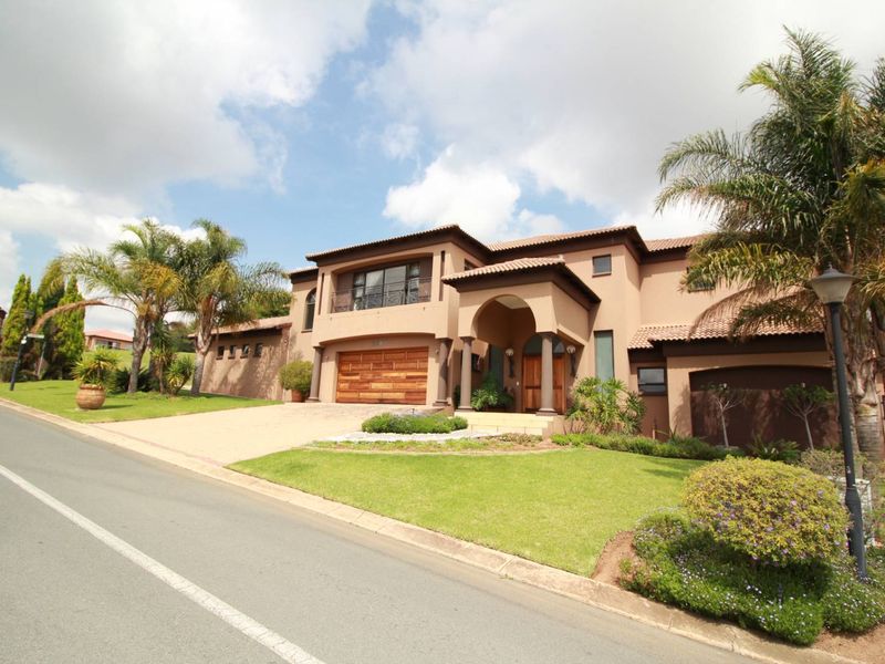 Elegant Family Living in a Prestigious Golf Estate - Photo 2