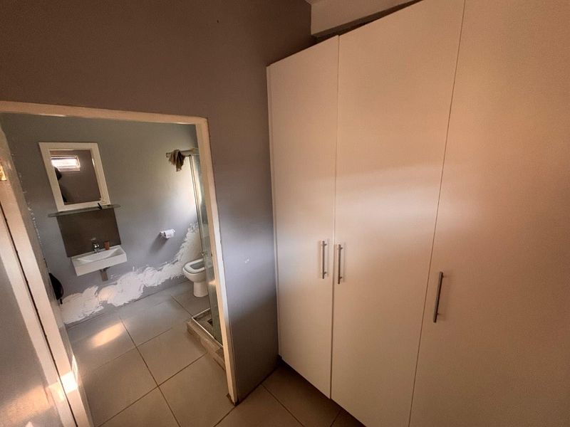 1 Bedroom Bachelor up for Rental - Photo 8