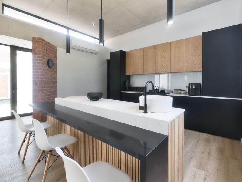 CONTEMPORARY RESIDENTIAL HOME - Photo 8