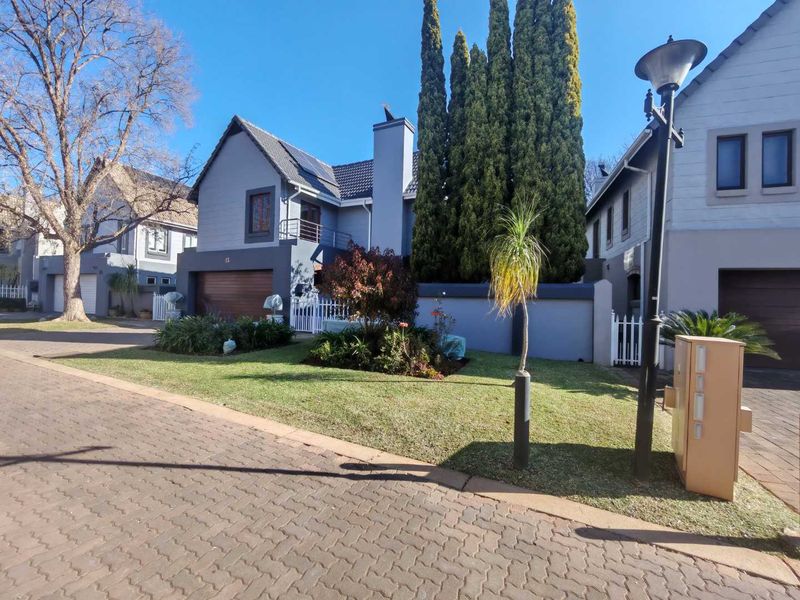 EXCLUSIVE MANDATE -BEAUTIFUL HOME WITH LOTS OF EXTRAS IN THE GOLF ESATE - Photo 2