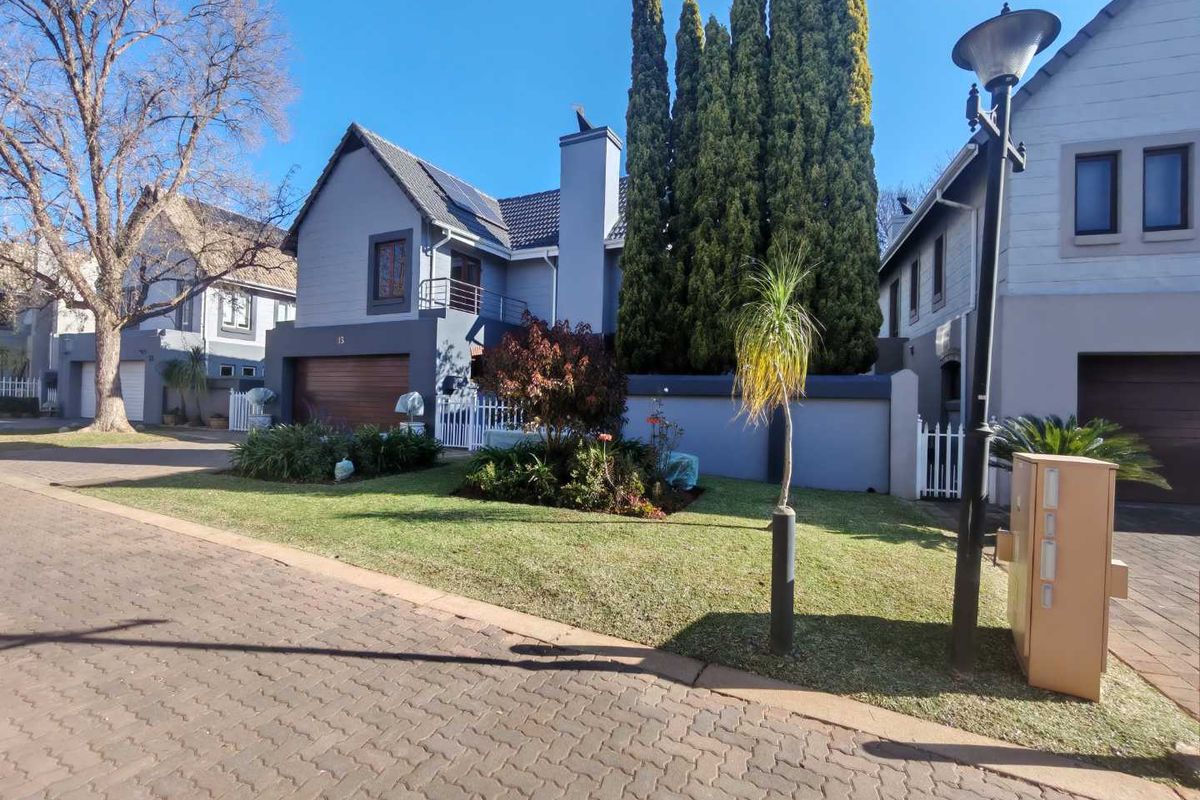 EXCLUSIVE MANDATE -BEAUTIFUL HOME WITH LOTS OF EXTRAS IN THE GOLF ESATE - Photo 2