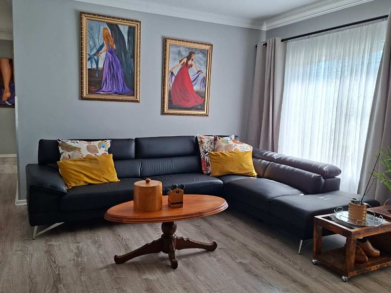 Beautiful home in secure estate - R1 650 000 - Photo 1