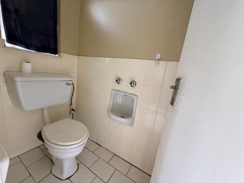 Charming 2-Bedroom Duplex with Balcony, Fireplace & Private Garden - Photo 8