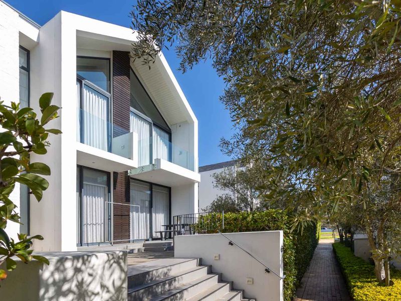 Luxurious Unfurnished Two-Bedroom Polo Village Apartment on Val de Vie Estate - Photo 1