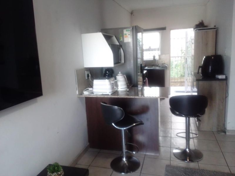 Cozy 2 Bedroom Apartment in Woodhurst with Balcony  Parking - Photo 6