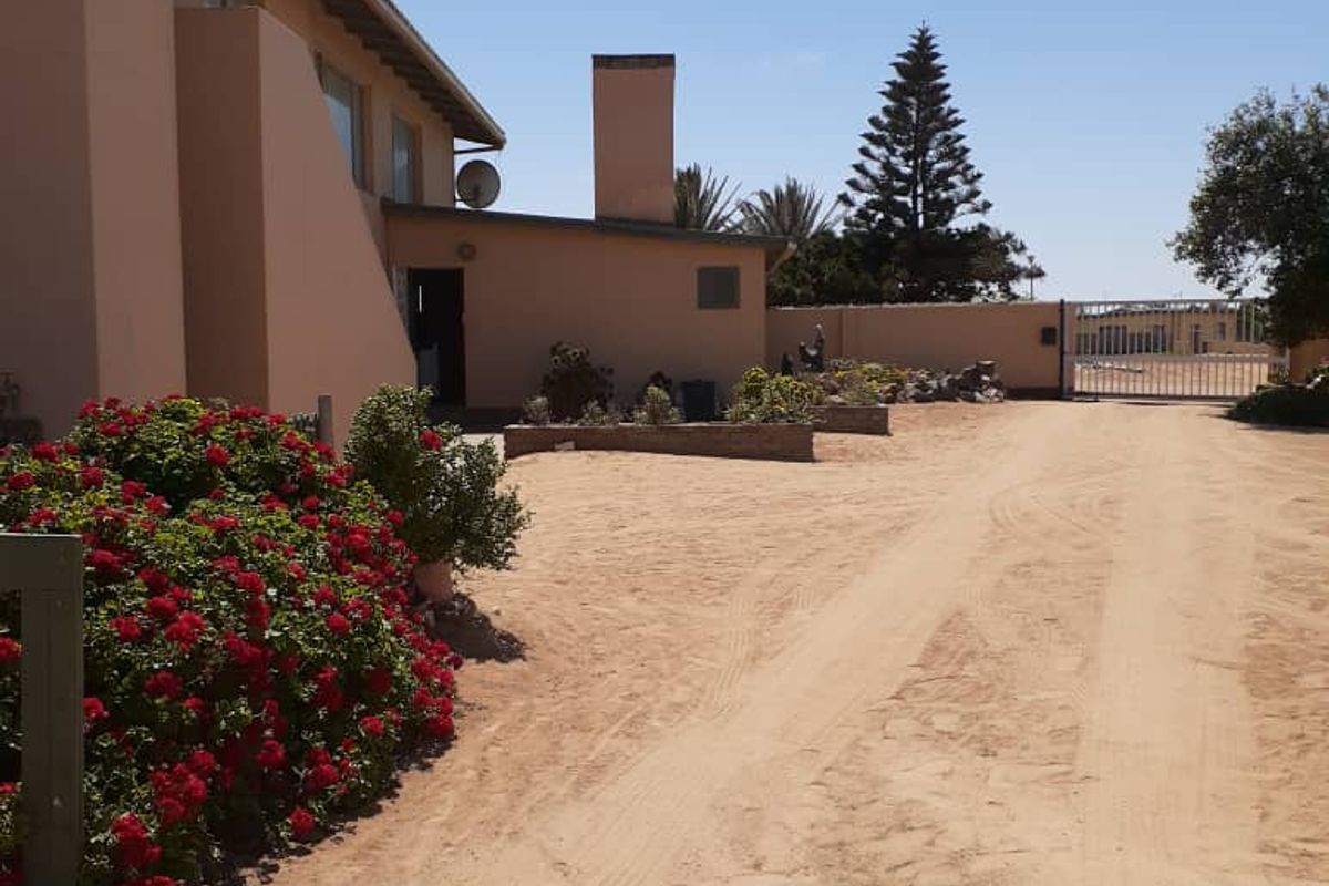 HOUSE WITH FLATLET FOR SALE IN HENTIES BAY - NAMIBIA - Photo 5
