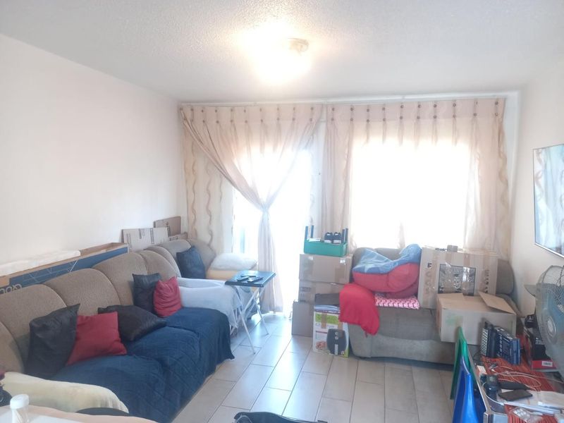Lovely 1 bedroom apartment in Weltevreden Park. - Photo 5