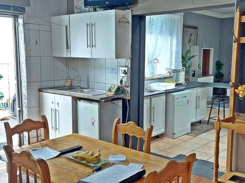 Family Home with Guest Suite and Flatlet. - Photo 5