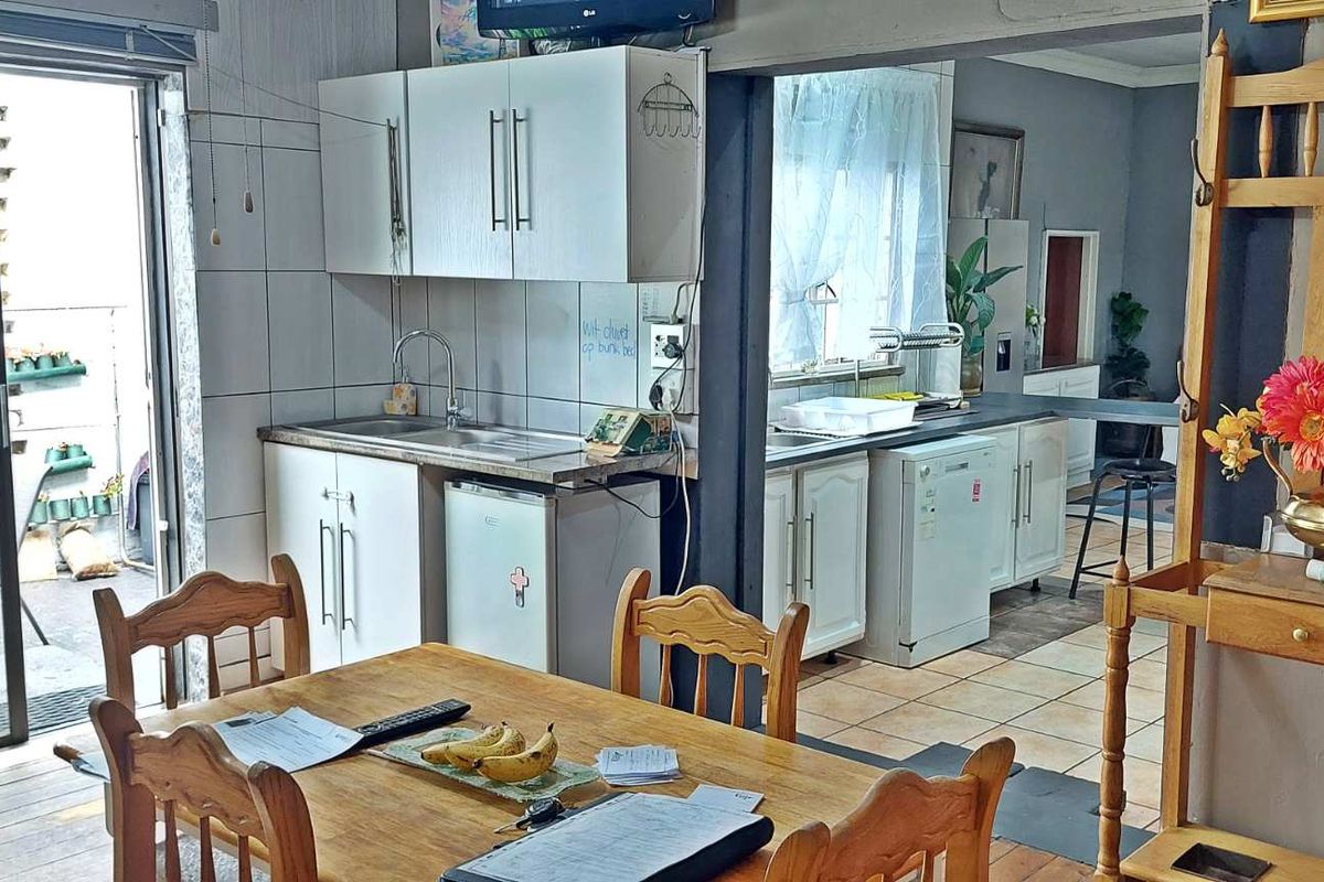 Family Home with Guest Suite and Flatlet. - Photo 5