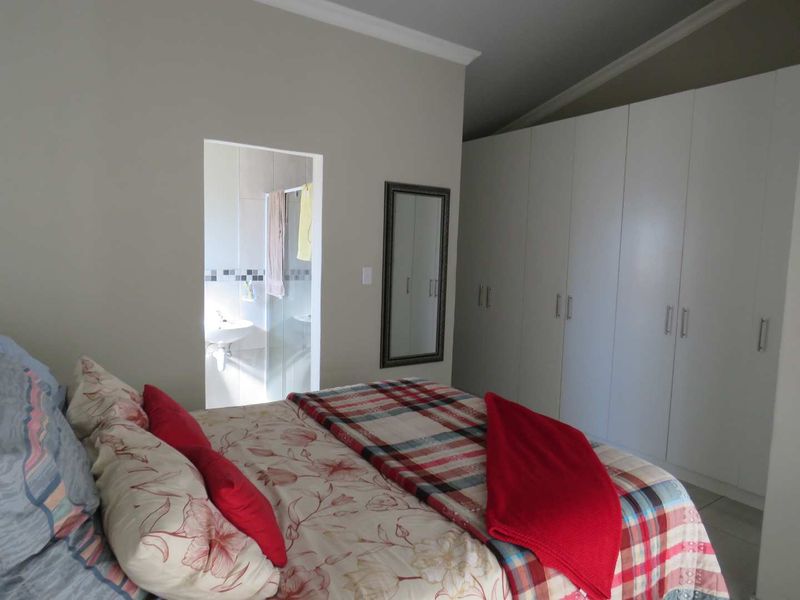 Spacious 3-Bed Family Home with Modern Kitchen & Solar Geyser - Photo 9