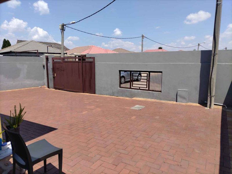 Beautiful home in a gated community - Photo 2