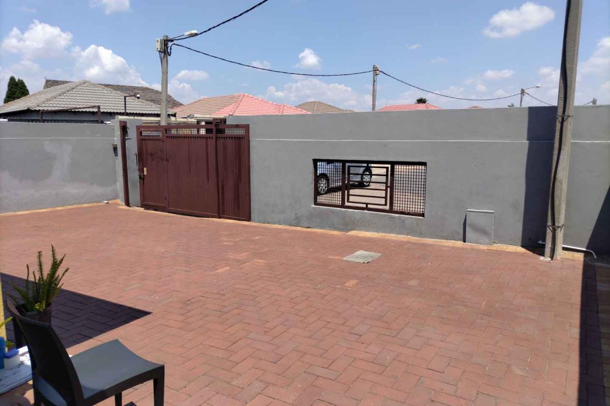 Beautiful home in a gated community - Photo 2