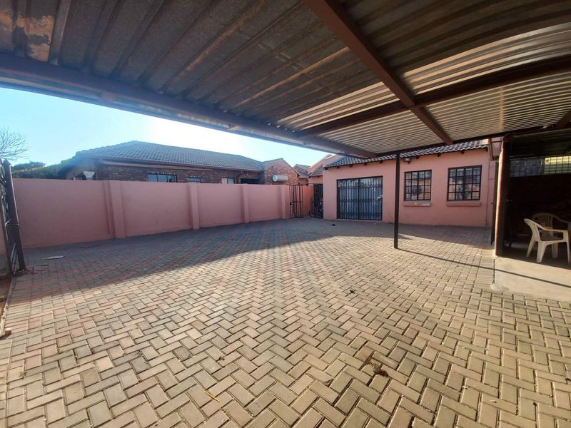 Three bedrooms house for sale in Elandspoort - Photo 3