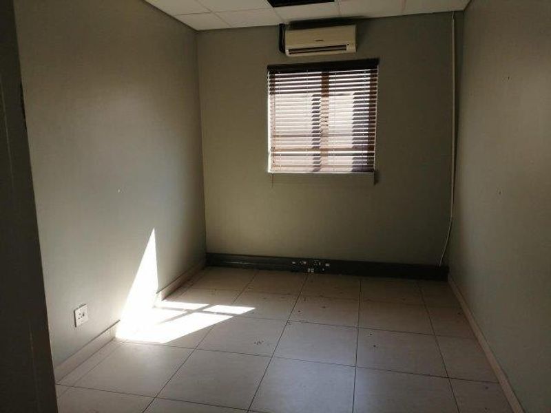 Office To Let in Windhoek Central - Photo 8