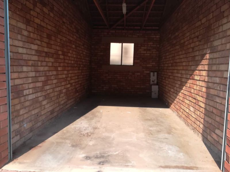 Spacious Top Unit To Rent. Available 1 August 2026 - Photo 6