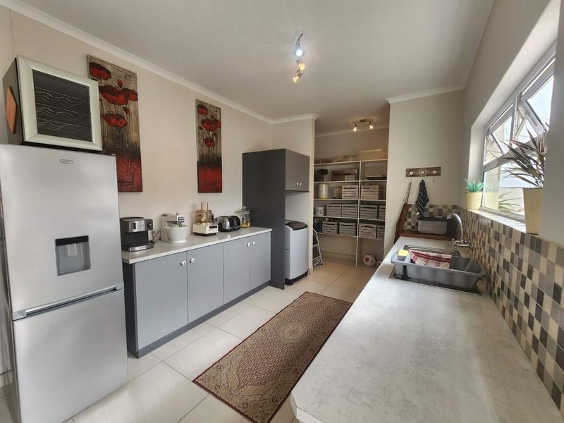 A beutiful family home in the sought-after area of ​​Sunbay in Henties Bay - Photo 6