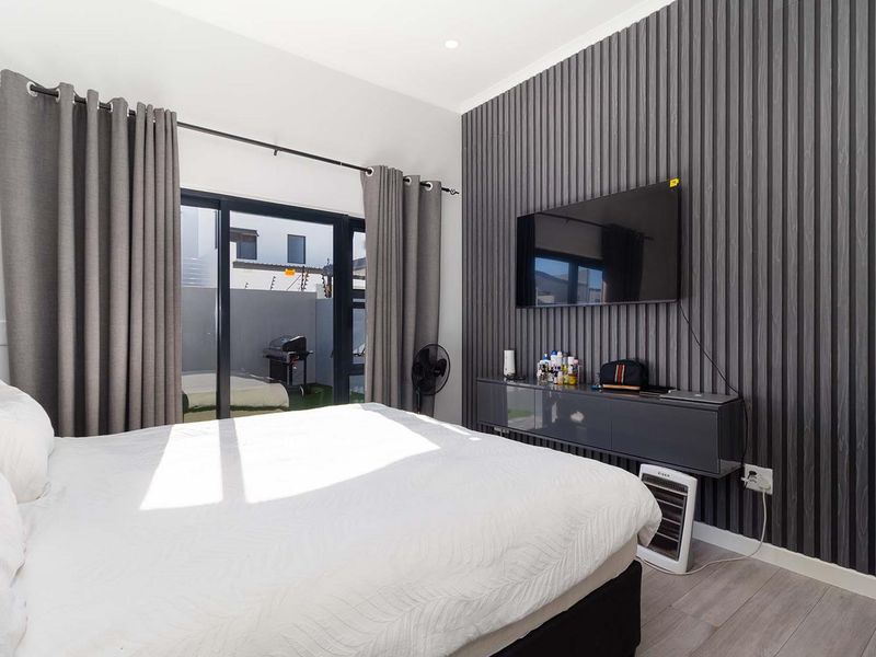 Modern Family Living in the Heart of Sought-After Sandown / Exclusive Mandate - Photo 6