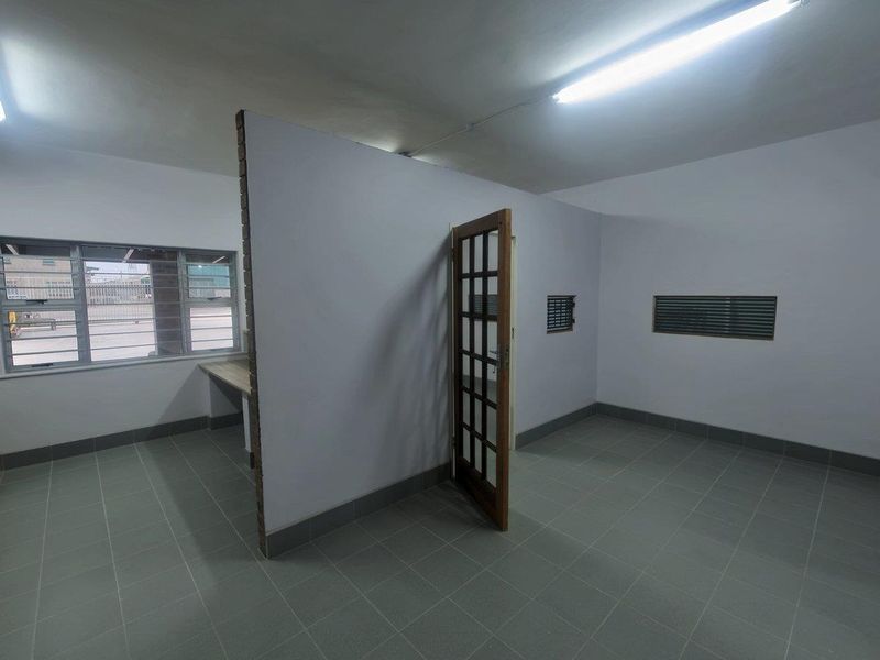 184sqm light industrial unit To Let Brackenfell - Photo 7