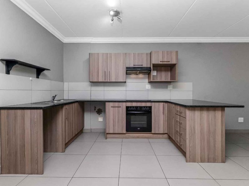 GROUND FLOOR UNIT IN A QUIET AND HIGHLY DESIRABLE LOCATION - Photo 6