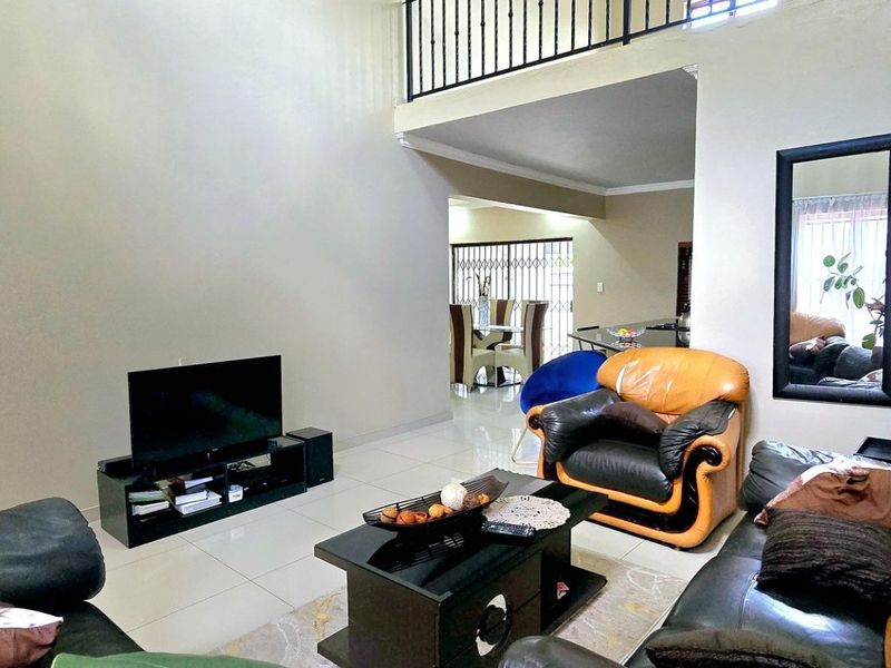 Beautiful 4 Bedroom Home in Sought-after Estate - Photo 4