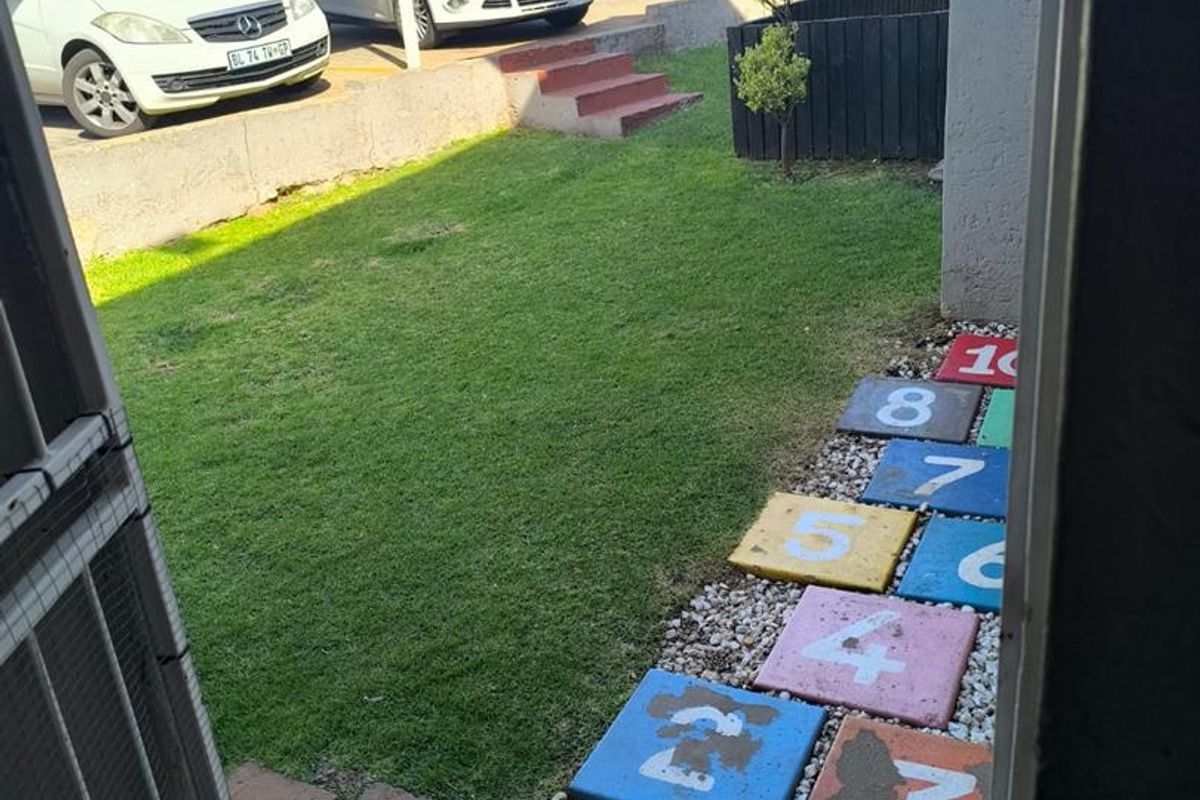 Pet Friendly Townhouse with own garden!! - Photo 2