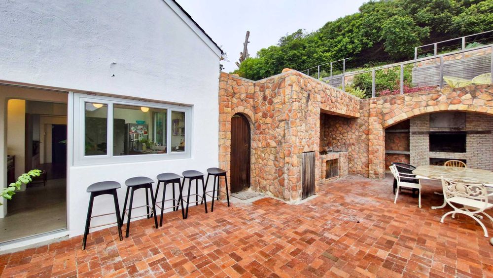 Breakfast bar and entertainment area