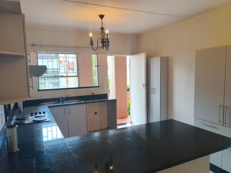 Elegant 2 Bedroom Ground Floor Home: Secure, Pet-Friendly, Perfect! - Photo 5