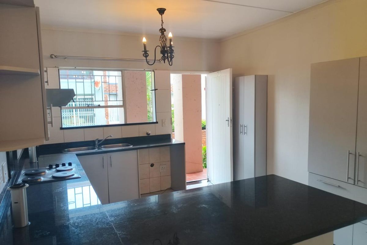 Elegant 2 Bedroom Ground Floor Home: Secure, Pet-Friendly, Perfect! - Photo 5