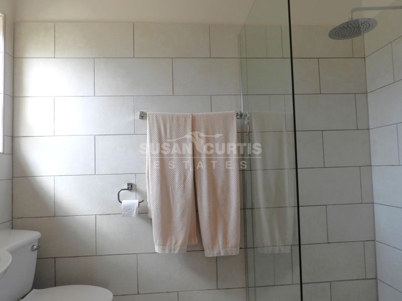 Comfortable family house with big erf - Photo 10