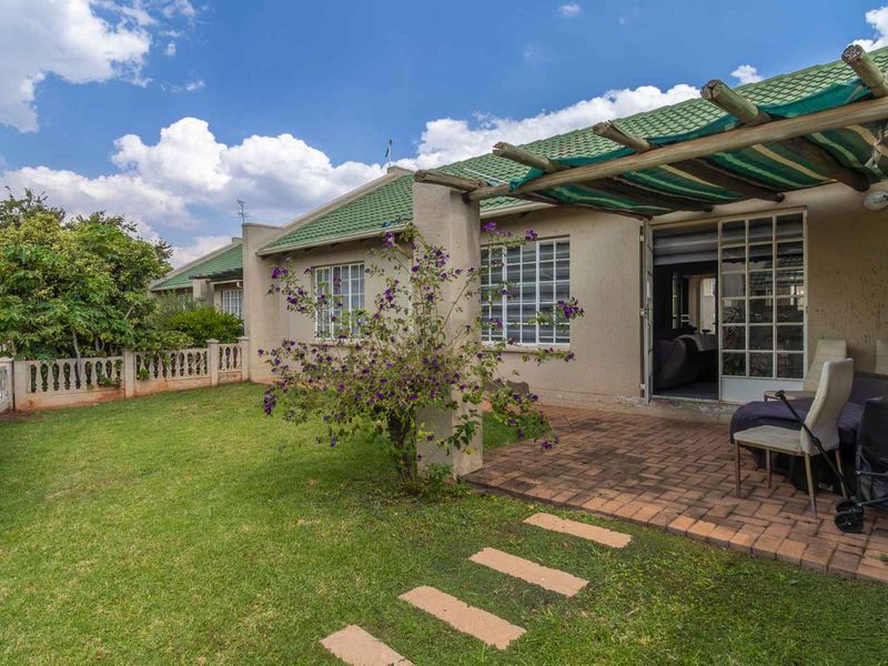 Live the Dream, Perfect Location and very sought after -Modern Family Home in upmarket Little Falls Awaits you. - Photo 2