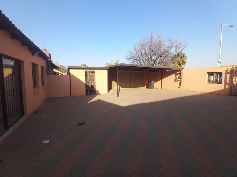 Three bedrooms house for sale in Elandspoort - Photo 2
