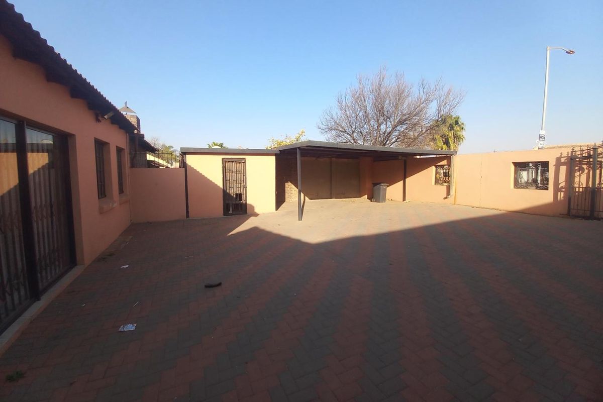Three bedrooms house for sale in Elandspoort - Photo 2