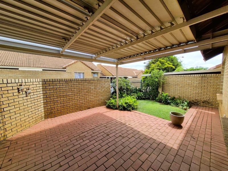 FOR SALE – Selrose Park Retirement Village - 1 Bedroom / 2 Living Retirement unit Equestria Pretoria - Photo 5