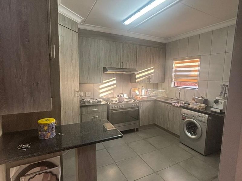 Stunning duplex unit in Olympus area. - Photo 9