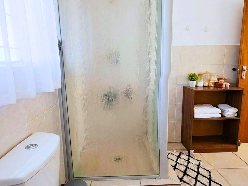 Affordable one‐bed gem with patio and parking - Photo 8